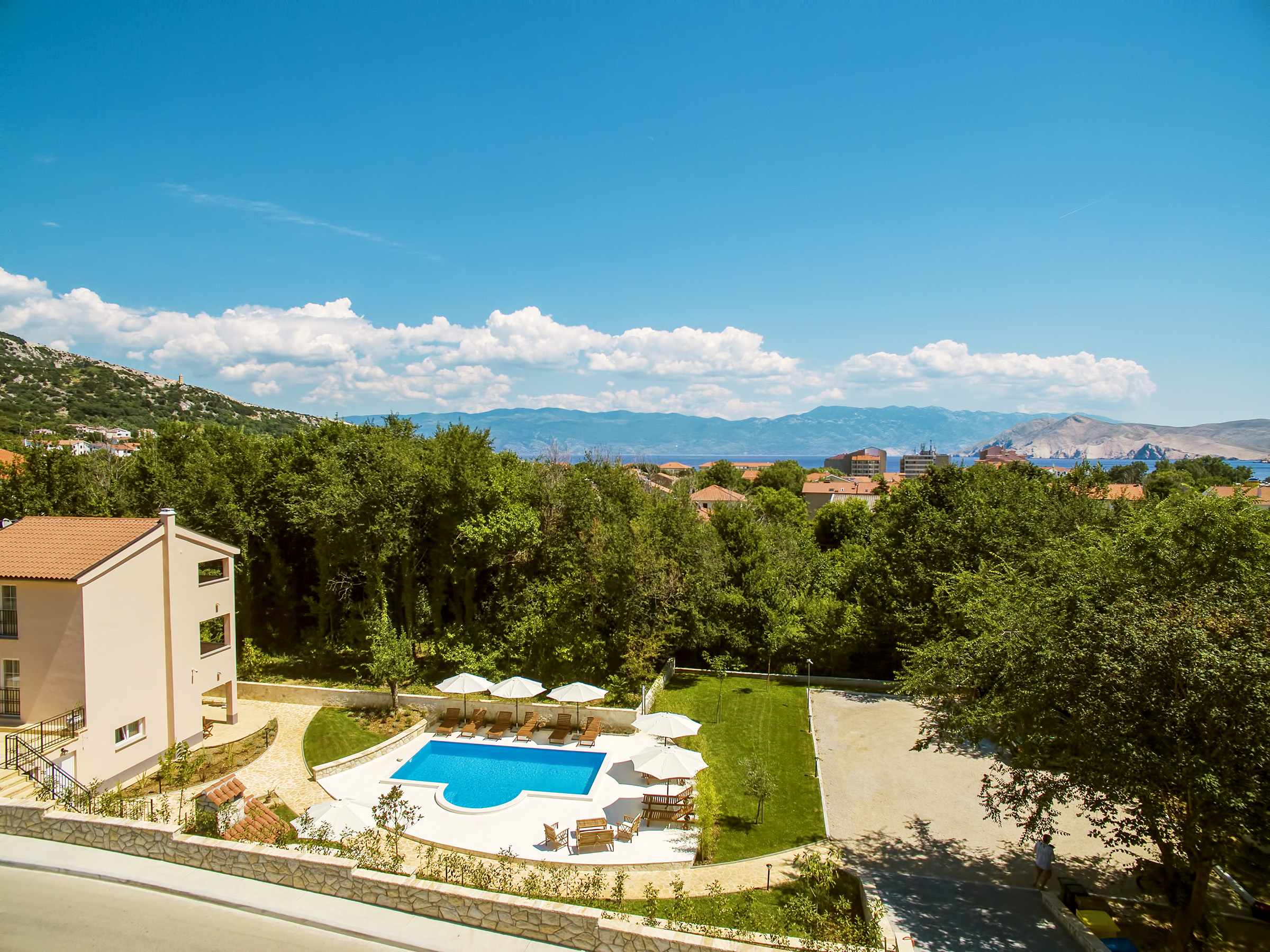 Residence Mediterraneo, Baška — bazen i mediteranska okućnica